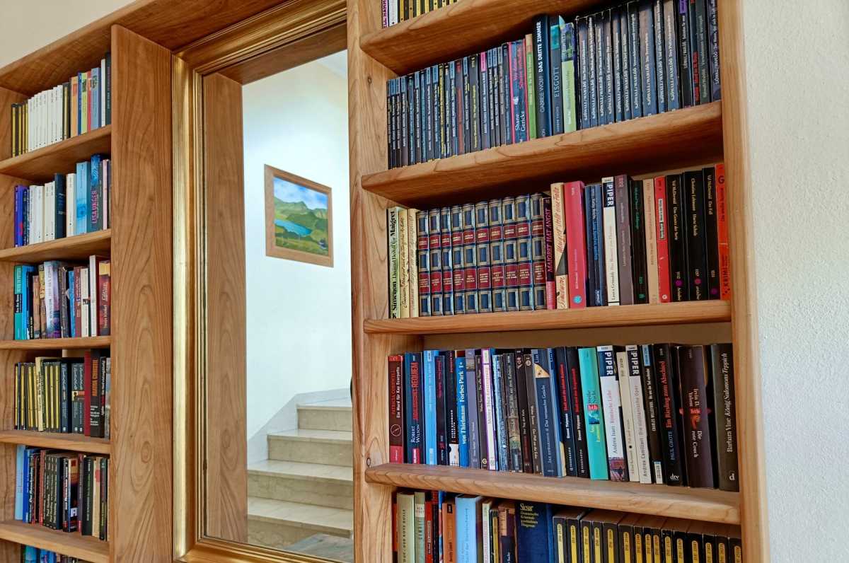 Die Krimibibliothek der Villa Clavenz umfasst zahlreiche Klassiker und aktuelle Titel in deutscher Sprache.