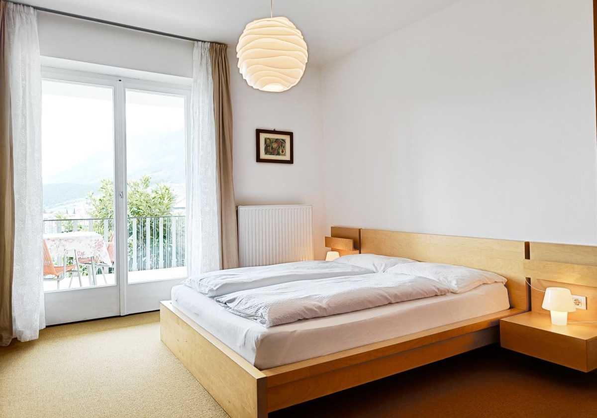 Modern eingerichtete Zimmer in der Villa Clavenz mit Blick über den Kalterer See.
